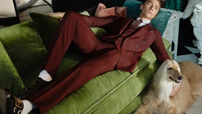 Собаки і елегантні костюми: Том Хіддлстон здивував новою фотосесією