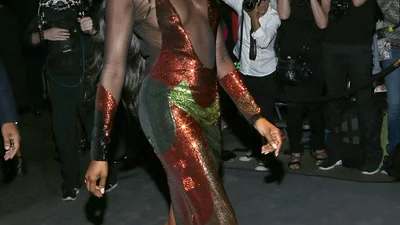 Немолода Наомі Кембелл вразила відвертою сукнею