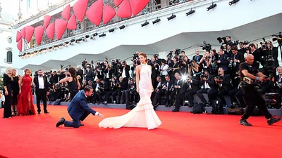 Червона доріжка: наряди зірок на Венеційському кінофестивалі