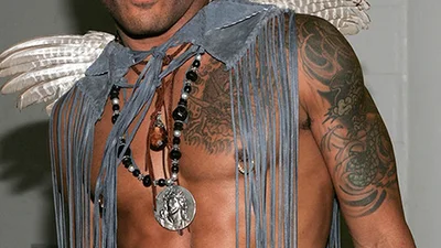 Гарячі зіркові чоловіки, які вражають своїми тату