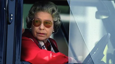 Дорогу бабусі: Королева Єлизавета розсікає на величезному джипі