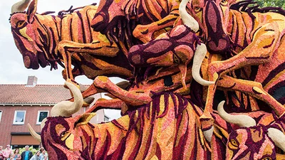 У Голландії пройшов неймовірний парад квіткових скульптур