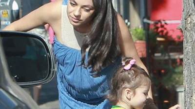 Вагітна Міла Куніс засвітила старшу доньку та стать майбутнього малюка