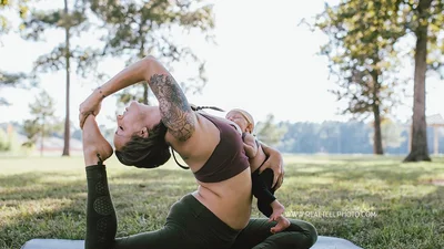 Мама, яка одночасно годує дитину і займається йогою, шокувала мережу