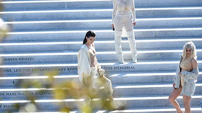 Білизна і голі соски: колекція Каньє Веста шокувала зіркових гостей