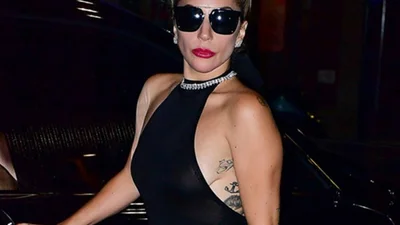 Леді Гага вкотре здивувала відвертою сукнею 