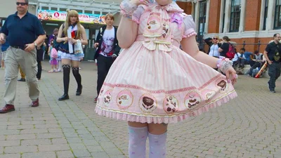 Шведка, яка вважає себе лялькою, вражає мережу