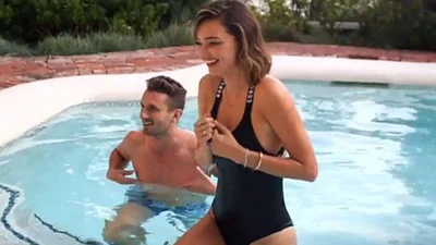 Журналіст змусив Міранду Керр почервоніти у власному басейні