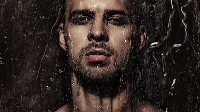 Макс Барських у новому кліпі затусив з ангелом Victoria's Secret