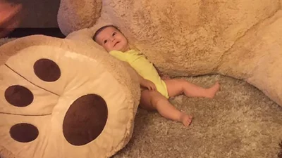 Дідусь подарував внучці сміхотворно великого ведмедя