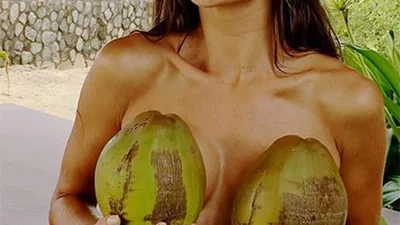 Сексуальна Алессандра Амбросіо позує топлес