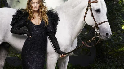 Принцеса на коні: Джіджі Хадід в новій фотосесії