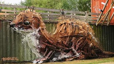 Шокуюче: художник створює унікальні графіті зі сміття