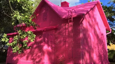 Рожева мрія: польська майстриня зв'язала справжній будинок