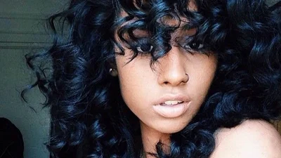 Синя панчоха: дівчата масово пробують новий імідж