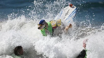 В США відбулися кумедні змагання з собачого серфінгу