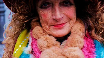 Скандальна мода: бездомна жінка вражає вуличним стилем