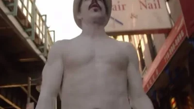 Вокаліст Red Hot Chili Peppers знявся голим у новому кліпі