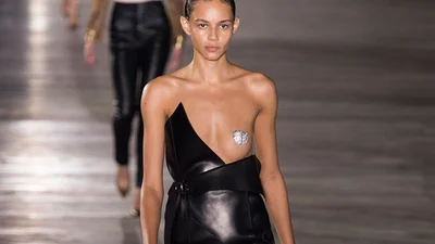 Оголилася і не помітила: "голі" сукні з Паризького тижня моди