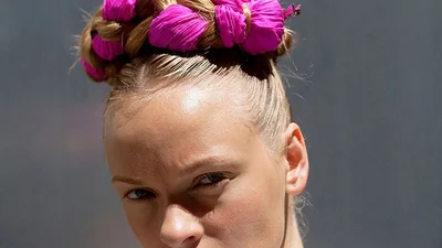 Пов'язки та стрічки у зачісках знову в моді