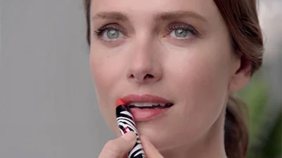 Компанія Sisley вчить жінок наносити макіяж