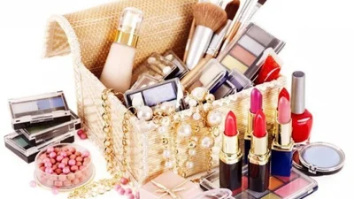 Вже не модно: косметичні тренди, які варто забути