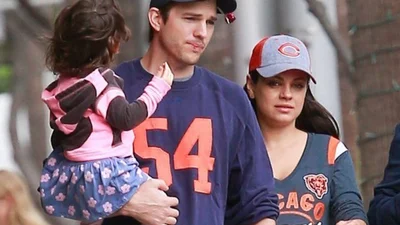 Міла Куніс із сім'єю прогулюється перед пологами