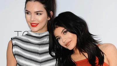Інтелектуали: Кайлі та Кендалл Дженнер презентували науково-фантастичний роман
