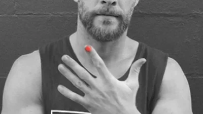 Дивний тренд: знамениті чоловіки фарбують один ніготь