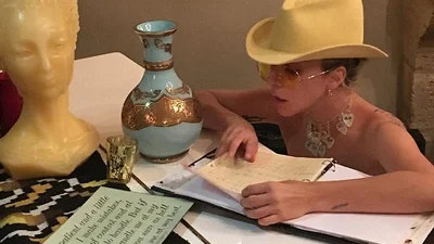 Леді ГаГа записує свою нову пісню топлес