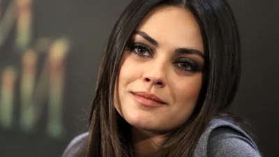 Футболки і спортивні штани: вуличний стиль вагітної Міли Куніс