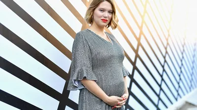 Вагітна Лія Сейду демонструє животик