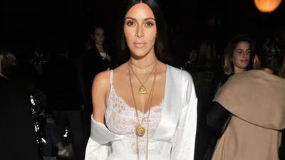 Знову в піжамі: Кім Кардашьян одягла прозору мереживну сукню