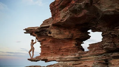 Модель Victoria's Secret стильно роздягнулась