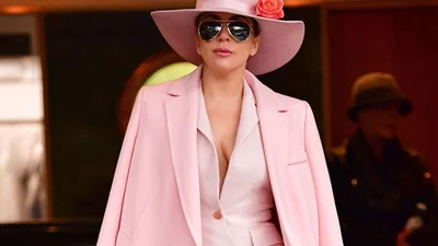 Рожева цукерка: Леді Гага приміряла яскравий лук