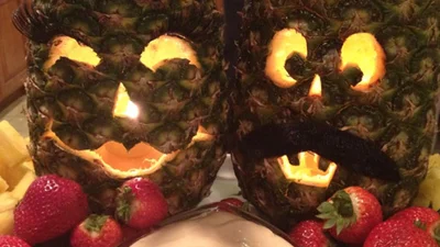 Оригінальний Хелловін: замість гарбуза світильник роблять з ананасу