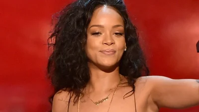 Ріанна вигуляла нову зачіску і неоднозначну сукню