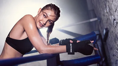 Сексуальна боксерка: Джіджі Хадід в новій фотосесії