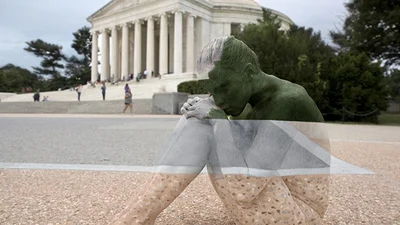 Шокуючий боді-арт: голі люди зливаються з ландшафтом