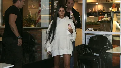 Кім Кардашьян гуляє без макіяжу і з голими ногами