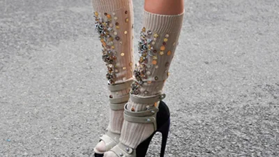Безжалісні тренди: в моду ввійшли шкарпетки поверх взуття