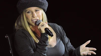 74-річна Барбра Стрейзанд з'явилась на обкладинці глянцю в одній сорочці