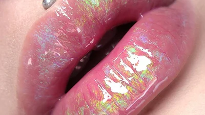 Голографічні губи підкорили красунь зі всього світу