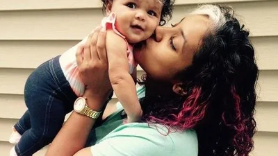 Неймовірно: в США народилась брюнетка з білим пасмом волосся