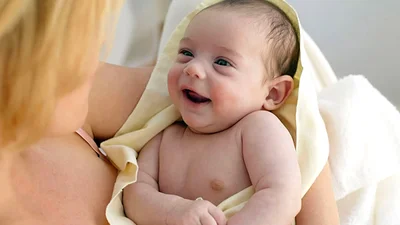 Чудо: двомісячне маля вміє вітатися