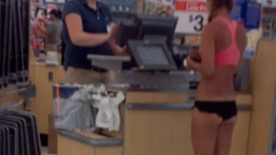 Покупці супермаркетів, які вражають дурнуватим виглядом