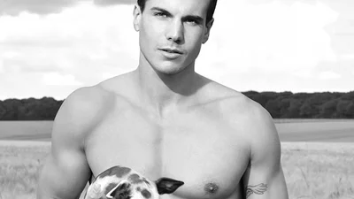 Сексуальні французькі фермери роздягнулися для еротичного календаря