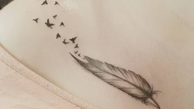 35 стильних тату з пір'їнами, які вам сподобаються