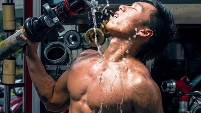 Тайванські пожежники оголилися для благодійного календаря