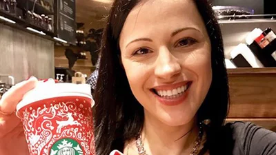 Українка створила святковий дизайн для чашок Starbucks